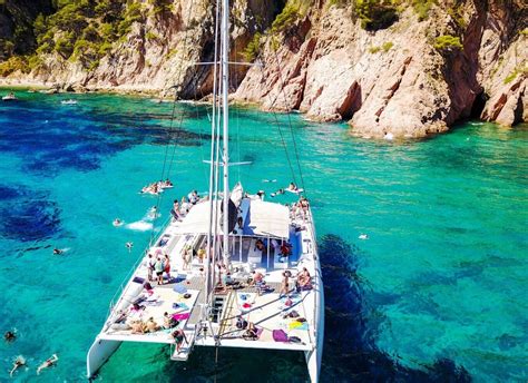 Lloret de Mar: Catamaran Sailing Cruise with BBQ。